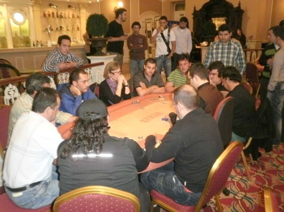 Un grupo de jugadoresdisputan una partida de Poker en vivo / Archivo