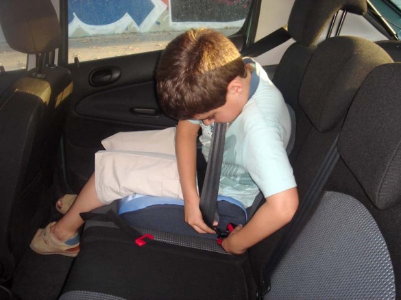 Un niño se abrocha el cinturón antes de salir de viaje. / Rotativo