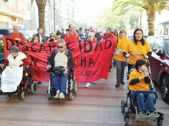 Imagen de la marcha a su paso por Alcoy. / Discapacidad en Marcha