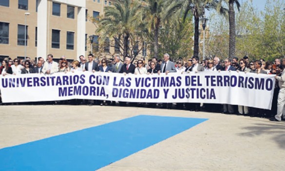 Víctimas del terrorismo y estudiantes sostienen una pancarta en el acto del CEU / Álvaro Seguí
