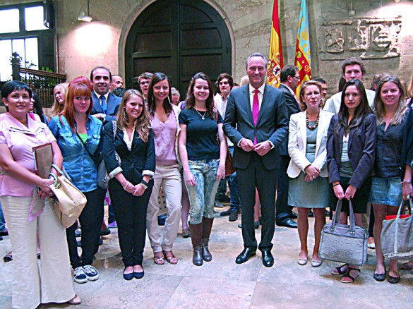 El President Fabra con Rosa Visiedo, en un acto de recepción de alumnos Erasmus. / CEU