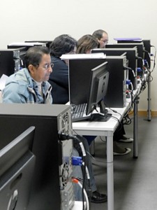 Discapacitados realizando un taller en un aula de ordenadores / Foto: Miracles Hernández.