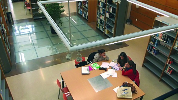 Alumnos estudiando en la biblioteca de la universidad. / CEU