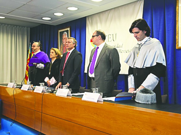 de Izda a dcha, Francisco Bosch, Rosa Visiedo, Raúl Mayoral, Felipe Palau y José Manuel Amiguet. / CEU