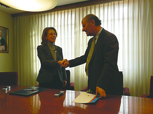 La rectora de la CEU-UCH, Rosa Visiedo i el president de l'AVL, Ramon Ferrer, durant la firma de l'acord. / M. H. 