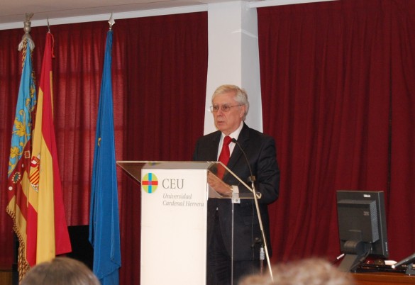 El embajador español, Javier Rupérez, durante su intervención. / CEU