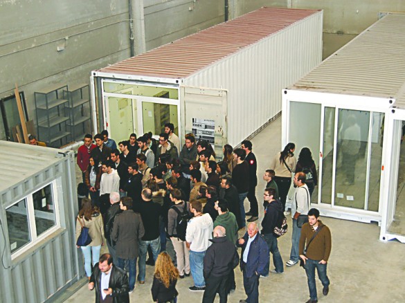 Los estudiantes de arquitectura durante su visita a los contenedores marítimos. / CEU