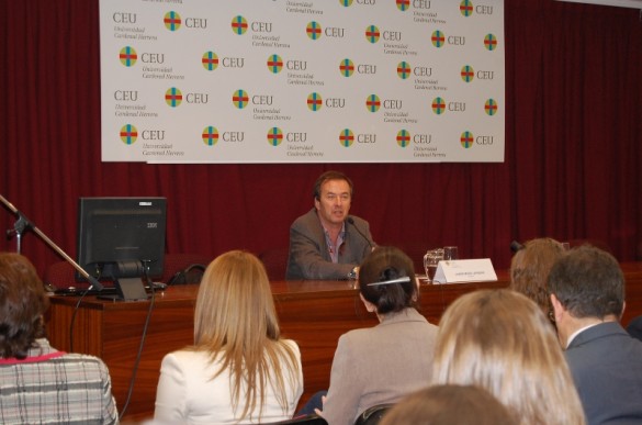Javier Moro durante la conferencia. / CEU