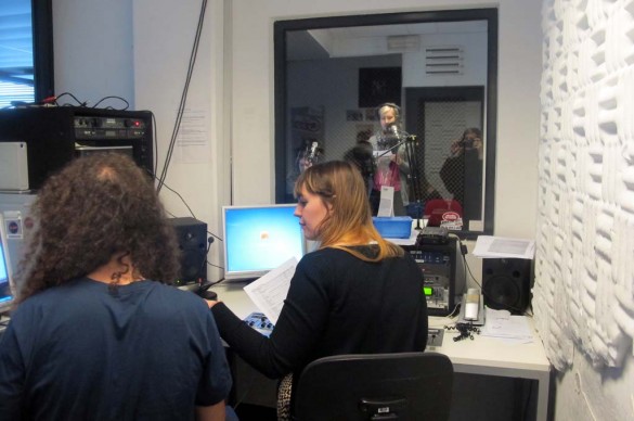 Dos alumnos internacionales durante la realización de un programa de radio en el IP Europe on Air.