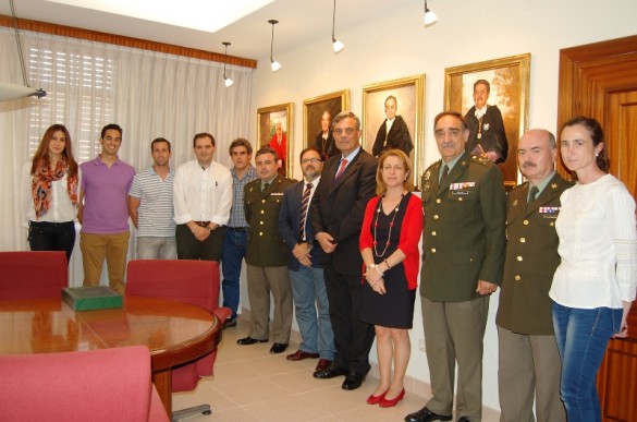 La rectora Rosa Visiedo junto a Santiago Vega, decano de Veterinaria, y el resto de ponentes. / Foto: CEU