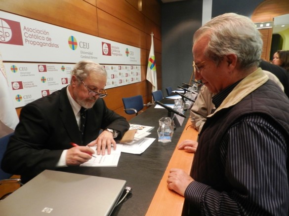 Pedro J. de la Peña, firmando ejemplares tras la presentación. / Foto: M. H. 