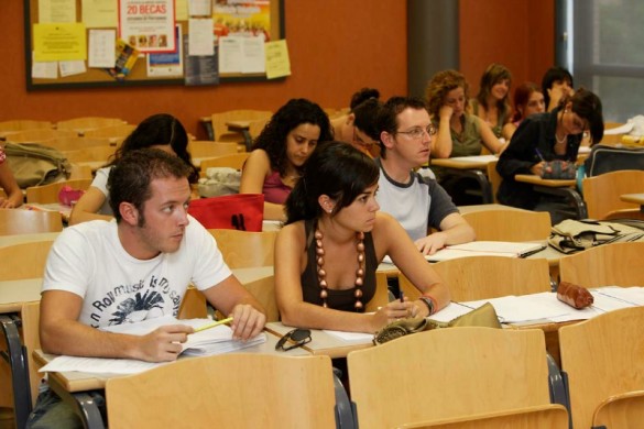 Estudiantes en un aula de la universidad. Foto: CEU