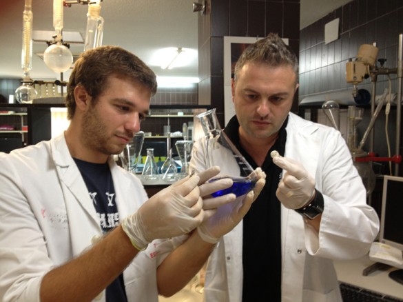 De izquierda a derecha, Pablo Correa y Francisco Albert en su laboratorio de Valencia.