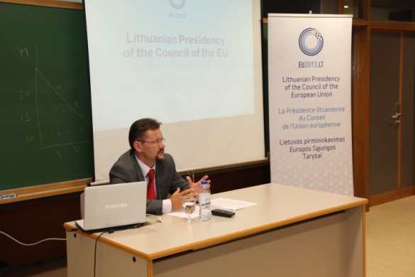 Tomas Irnius durante su ponencia en la CEU-UCH.