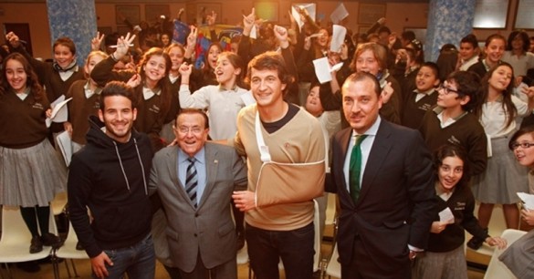 Héctor Rodas y Rubén con los alumnos del colegio Marni