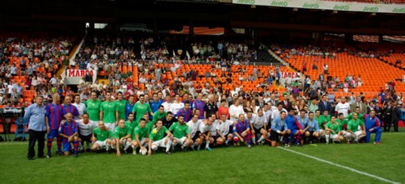 Los jugadores posan junto a las autoridades. Foto: Asociacion Futbolistas Valencia CF