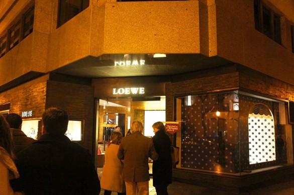 Exterior de la tienda Loewe durante la Shopening Night en Valencia. Foto: Ana Feliu.