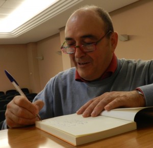 L’escriptor Juan Ramón Barat després de la presentació de la seua última novel·la ‘Infierno de neón’ / Foto: Miracles Hernández
