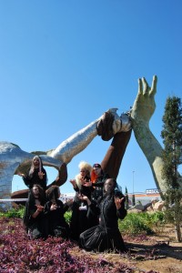 Plañideras ante la estatua de Ripollés. Foto: Plañideras