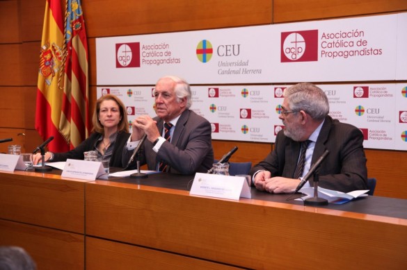 Carlos Espinosa de los Monteros durante la ponencia junto a la rectora y  Vicente Navarro de Luján