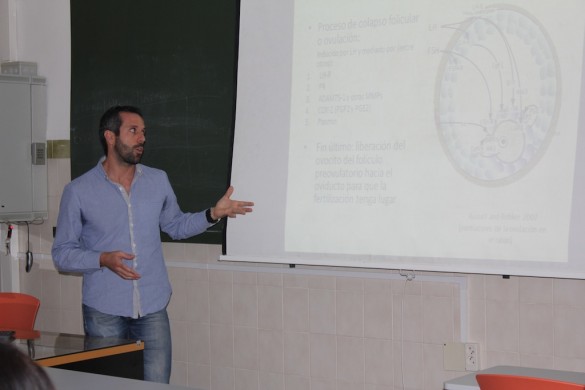 El profesor Juan Cuervo durante su charla en el Journal Club