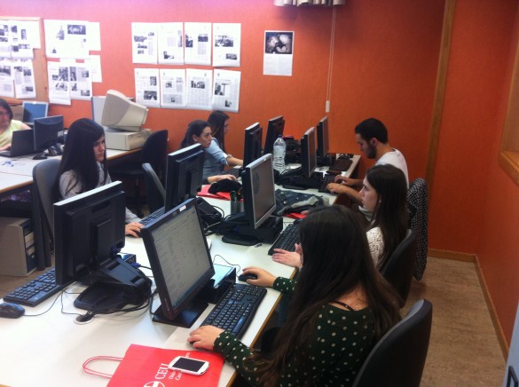 Alumnas trabajando en un infografía interactiva.