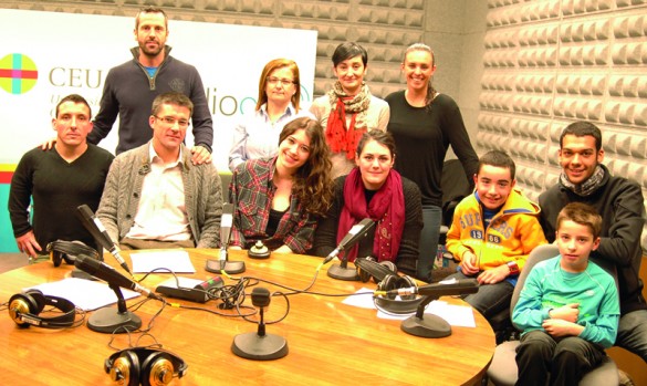Integrantes del Club AVANT en el estudio de Radio CEU, tras la emisión de un programa en directo sobre ellos / Foto: F. Núñez.