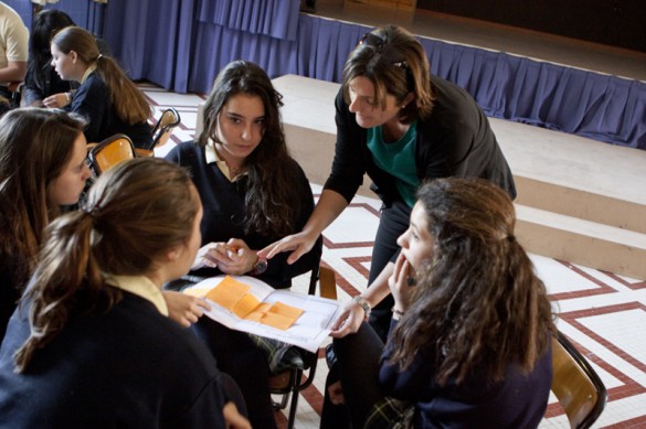 Las alumnas muestran su modelo de negocio a la coordinadora de CEU Emprende / Foto: Pablo Ortega.