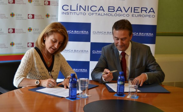 La rectora de la CEU-UCH firma el convenio con Luis Miguel Raga / Foto: CEU.
