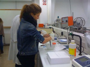 Alumna en un taller de elaboración de pomadas / Foto: CEU
