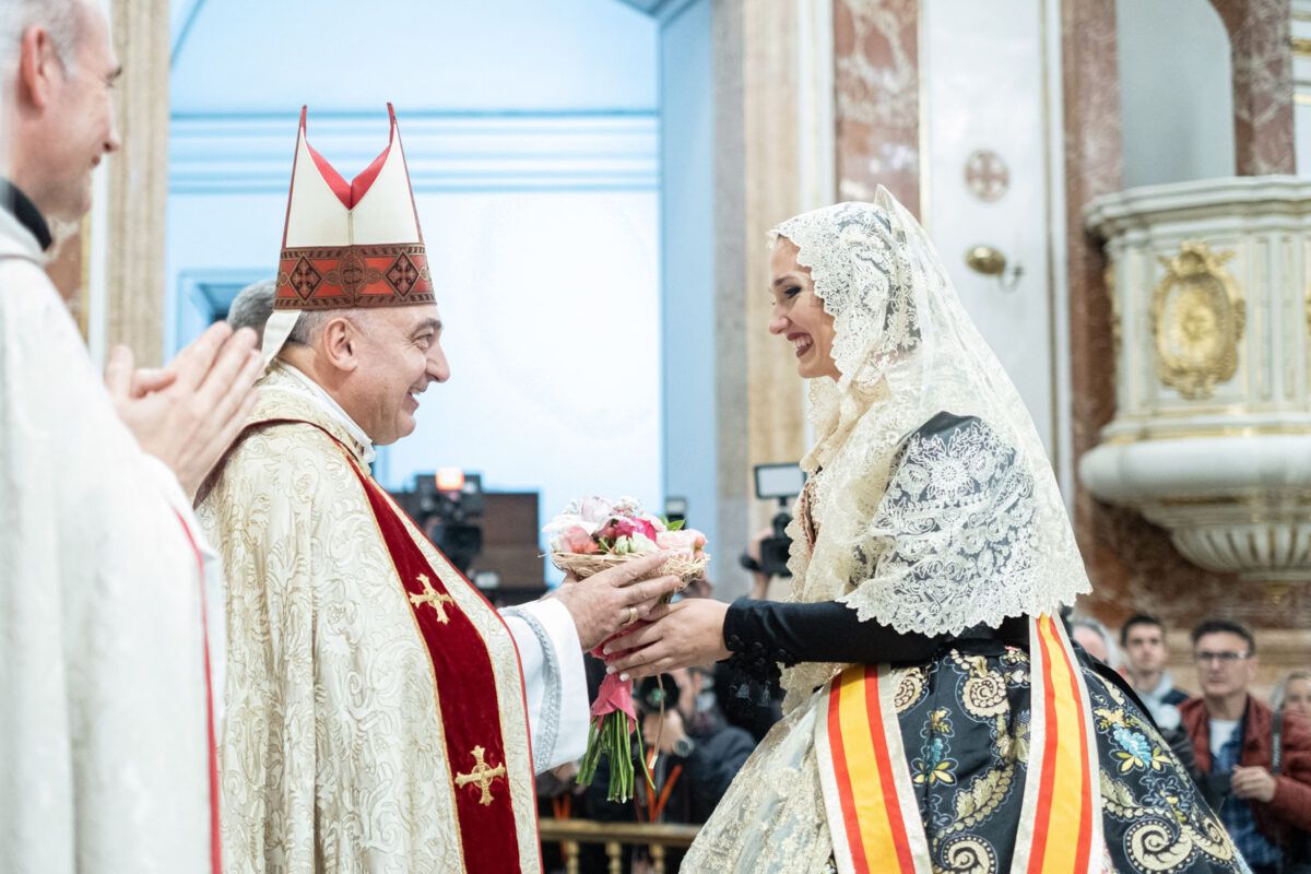 La Fallera Mayor de Valencia, Laura Mengó, pone el broche de oro a una ...