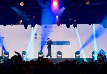El valenciano Raúl Clyde presenta “El vendedor de rosas” con la Sala Auditorio del Roig Arena rendida