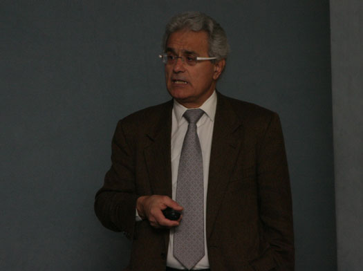 El doctor Ramón Cugat durante su intervención en el Palacio de Colomina.