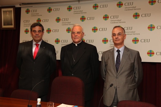 El cardenal Carlos Amigo junto al decano de la Facultad de Veterinaria, Santiago Vega, y el rector de la CEU-UCH, José María Díaz y Pérez de la Lastra.