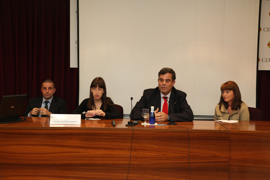 Pedro Rosado, veterinario miembro de la Dirección General de Sanidad y Consumidores de la Comisión Europea, y el decano de la Facultad de Veterinaria, Santiago Vega, durante la sesión.