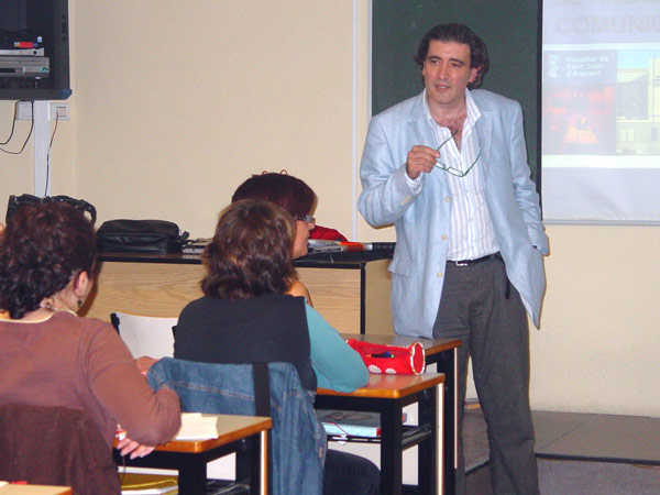 El doctor Alfredo Rizo, durante la sesión formativa con los alumnos de Enfermería.