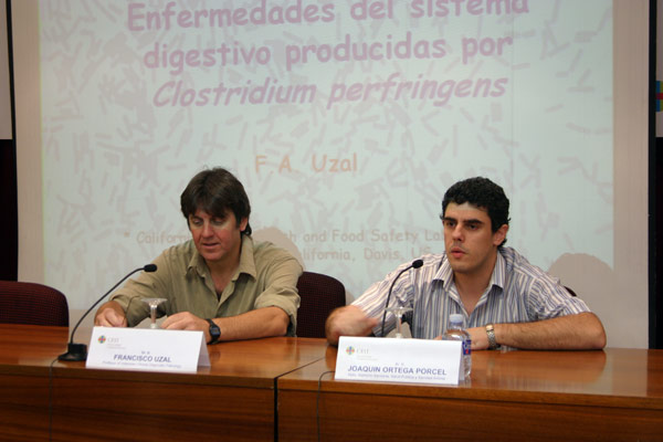 Francisco Uzal y Joaquín Ortega, durante la conferencia en el Aula Magna de la Facutlad de Ciencias Experimentales y de la Salud.