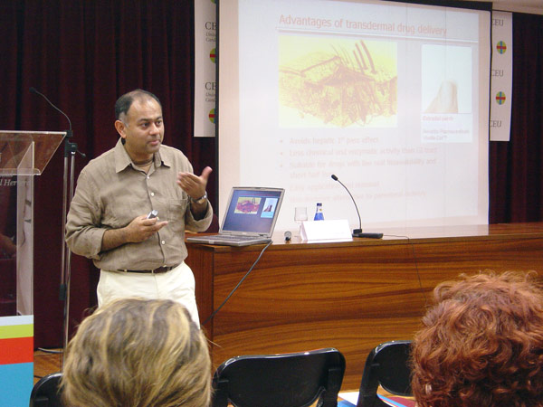 El profesor Kalia, durante su conferencia en el Aula Magna de la Facultad de Ciencias Experimentales y de la Salud.