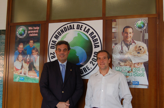 El decano Santiago Vega y el responsable del Laboratorio Nacional de Referencia de la Rabia, Juan Echevarría, tras la conferencia.