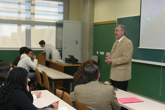 El profesor Uribe durante su intervención en la Cardenal Herrera.