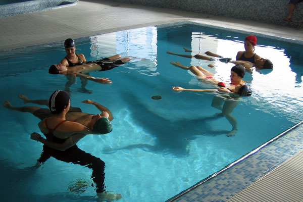 Los estudiantes han practicado las técnicas de la talasoterapia en piscinas de agua de mar.