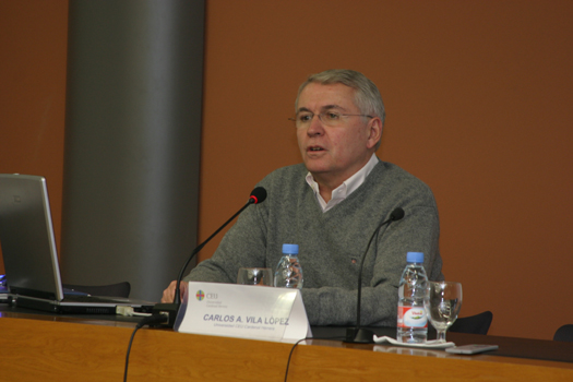 El profesor Carlos Vila, coordinador del curso, en la sesión inaugural .