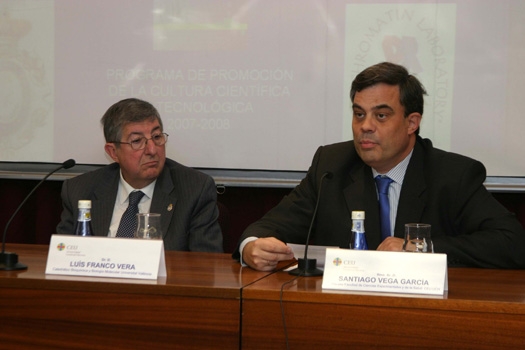El catedrático Luis Franco y el decano de la Facultad de Ciencias Experimentales y de la Salud, Santiago Vega, durante el III Ciclo  de Divulgación Científica.