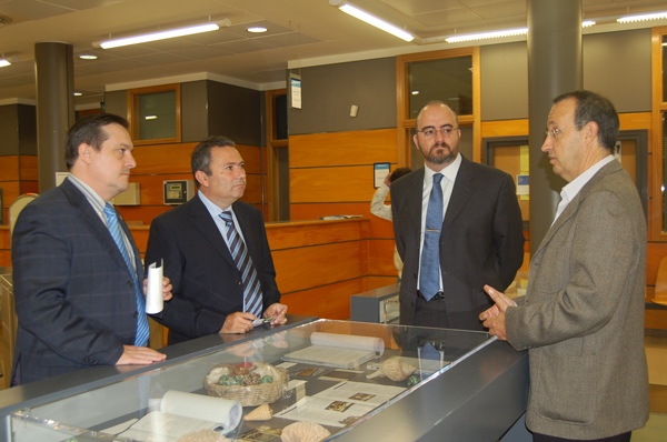 José María de Jaime explica el contenido de la exposición al profesor Gerardo Antón, el vicecónsul Vicente Sanchis y el vicerrector Francisco Bosch.
