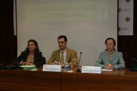 La profesora Victoria Villagrasa junto a los ponentes Ramiro Casimiro y Remedios Ezquerra en el acto de inauguración.