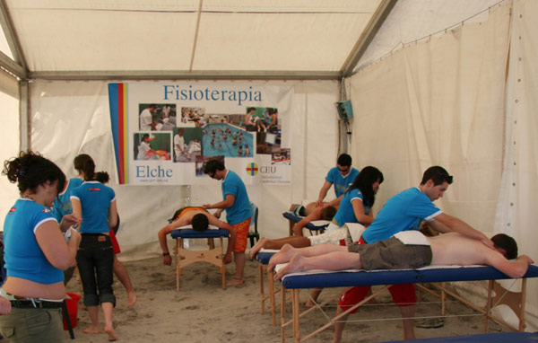 Los estudiantes de Fisioterapia, atendiendo a los windsurfistas del Europeo de Santa Pola.