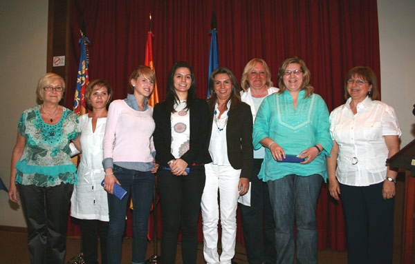 Las alumnas de Enfermería, junto al comité organizador del Foro científico del Hospital Doctor Peset.
