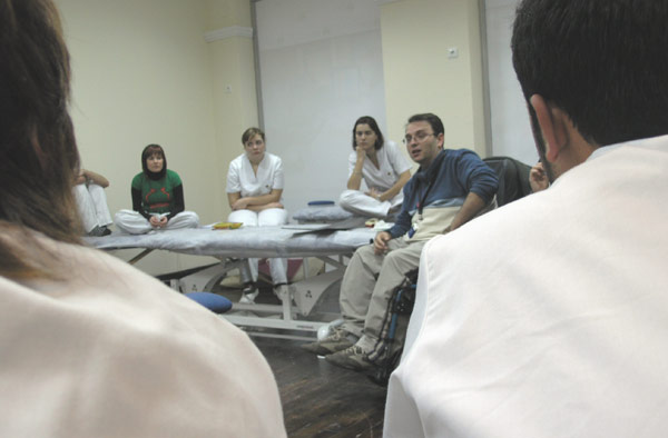 En el centro de la imagen, Miguel Ángel, uno de los pacientes con lesión medular participantes en la clase práctica con los estudiantes de Fisioterapia.