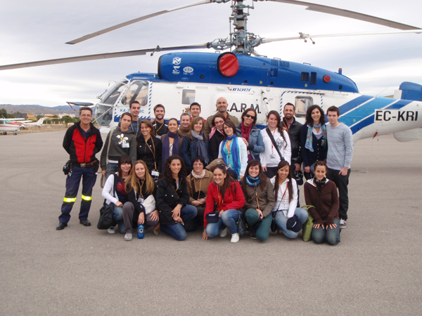 Los estudianates del Máster universitario de Especialización en Cuidados de Enfermería de la Universidad CEU Cardenal Herrera en Elche, tras las prácticas realizadas en el aeródromo de Mutxamel (Alicante).
