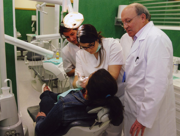 La Clínica Odontológica prestará servicios asistenciales a colectivos desfavorecidos de la ciudad.